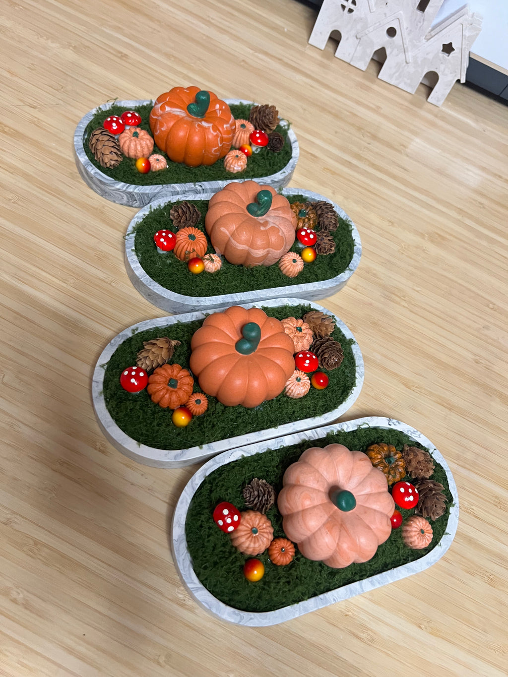 Plateau décoratif automne en jesmonite avec citrouilles et champignons, vue 3
